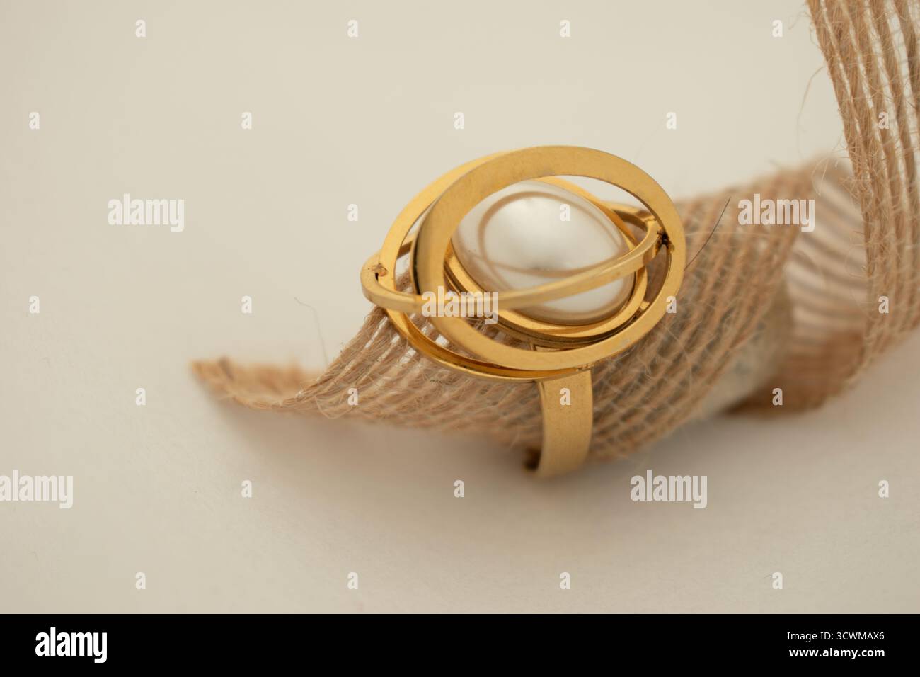 Elegante Ringe und Schmuck auf Naturstoff mit minimalistischer Komposition Stockfoto