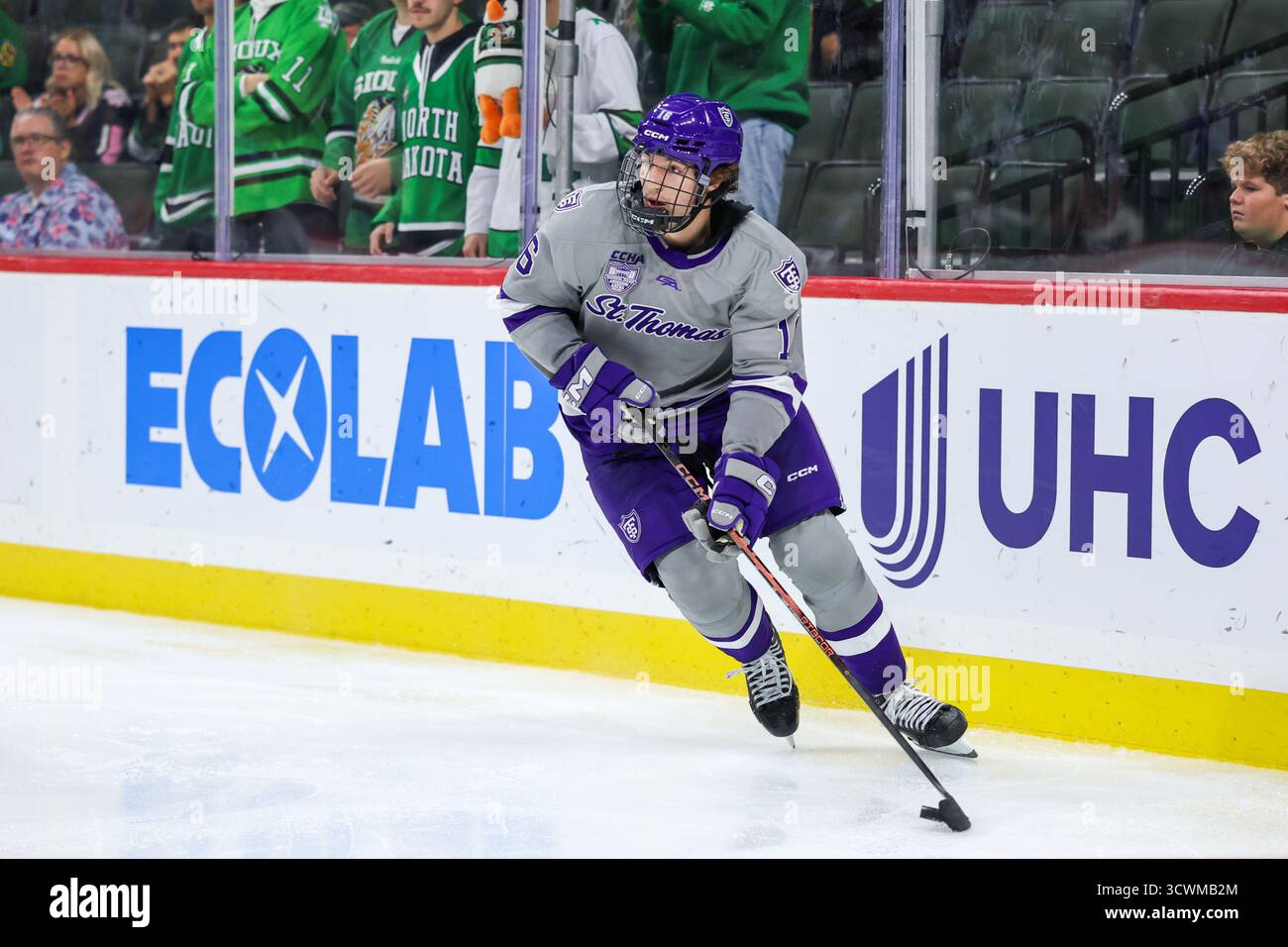 Oktober. 2025: Der Verteidiger Bauer Berry (16) von St. Thomas-Minnesota Tommies übernimmt den Puck in der dritten Periode während eines NCAA Mens Hockeyspiels zwischen North Dakota und St. Thomas in der Grand Casino Arena in St. Paul am 12. Oktober 2025. Steven Garcia/CSM (Bild: © Steven Garcia/Cal Sport Media) Stockfoto