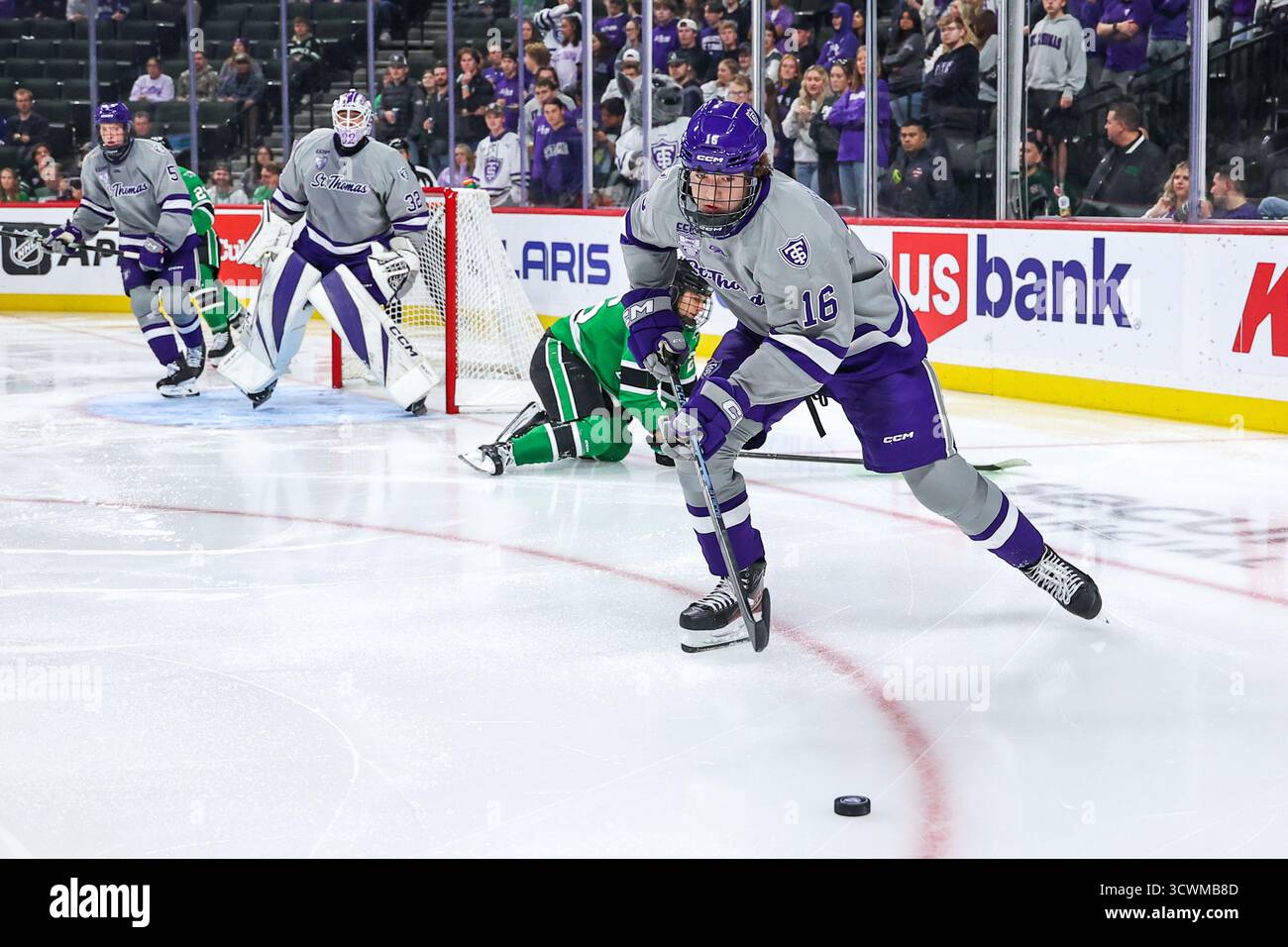 Oktober. 2025: St. Thomas-Minnesota Tommies-Verteidiger Bauer Berry (16) geht in der zweiten Periode während eines NCAA Mens Hockey-Spiels zwischen North Dakota und St. Thomas in der Grand Casino Arena in St. Paul am 12. Oktober 2025 zum Puck. Steven Garcia/CSM (Bild: © Steven Garcia/Cal Sport Media) Stockfoto