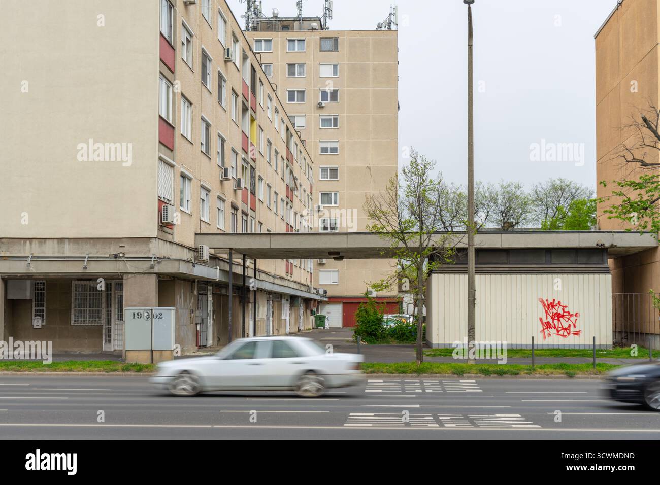 Wohnpaneelgebäude in Debrecen, Ungarn, repräsentieren städtische Wohnhäuser aus der sozialistischen Ära und das postkommunistische Stadtleben. Stockfoto