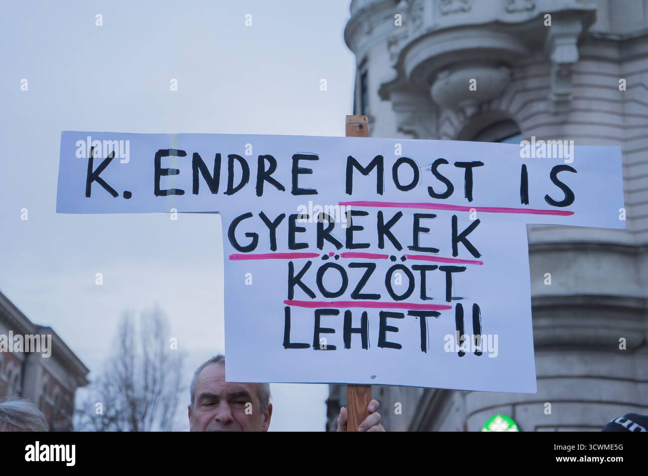 Demonstranten halten in Budapest während der Demonstrationen über den ungarischen Begnadigungsskandal 2024 im Zusammenhang mit Kindesmissbrauch ein Schild. Stockfoto