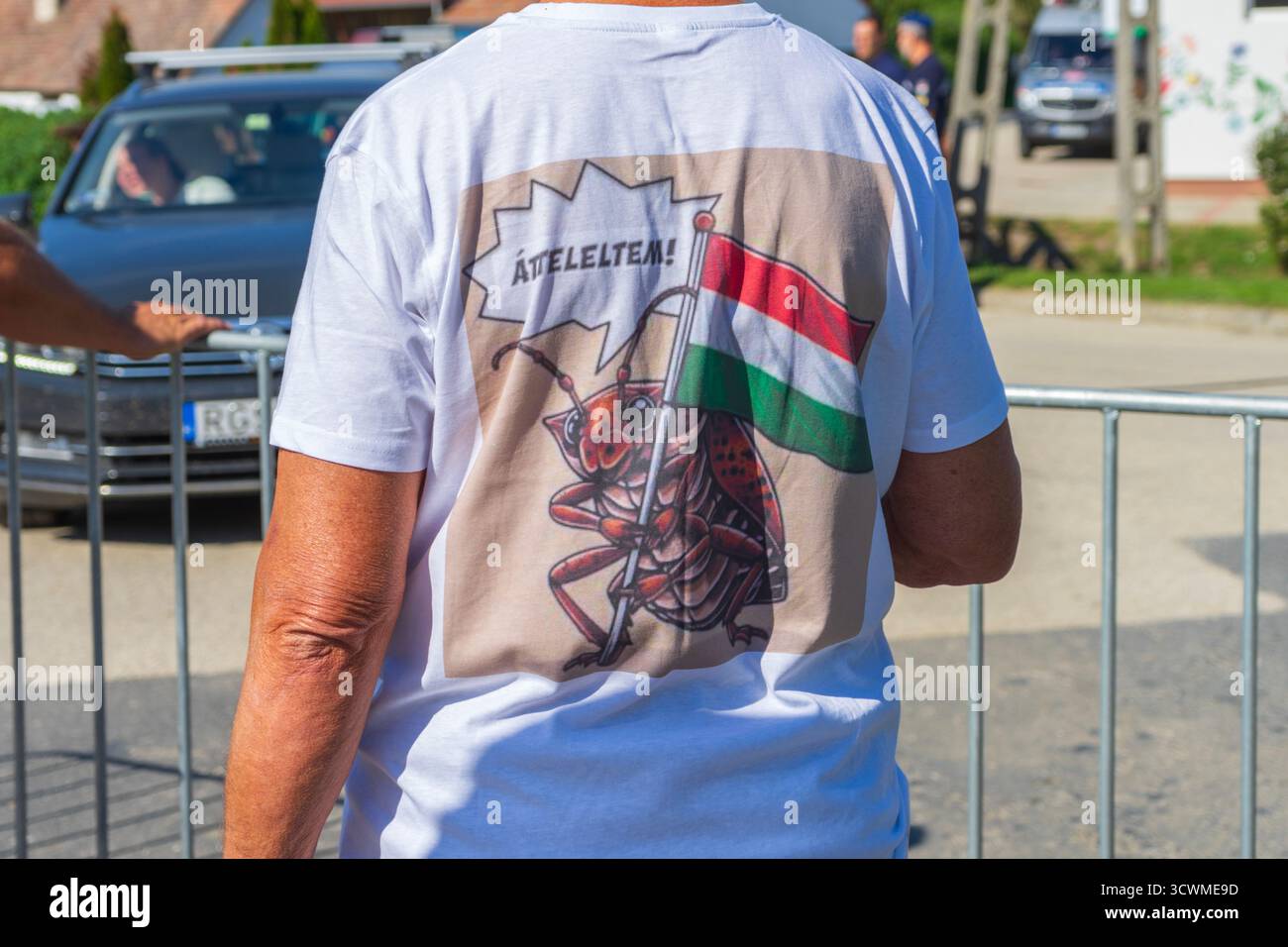 Demonstrant bei der Demonstration der Tisza-Partei in Kötcse mit einem T-Shirt, das auf Viktor Orbán Rede verweist, in der er Gegner Bettwanzen nannte. Stockfoto