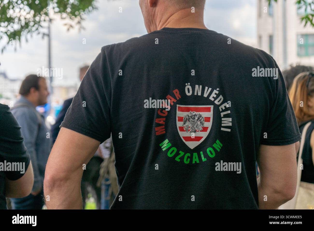 Ein Mann mit einem T-Shirt der ungarischen Selbstverteidigungsbewegung (Magyar Önvédelmi Mozgalom) während eines nationalistischen Treffens in Budapest. Stockfoto