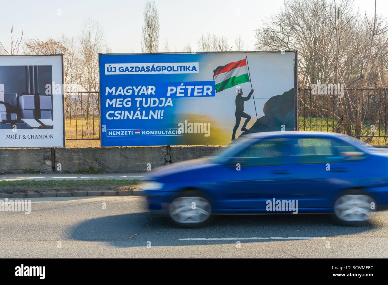 Politische Plakatwand in Budapest, die sich auf Magyar Péter und die nationale Konsultationskampagne bezieht, die Teil des aktuellen politischen Diskurses Ungarns ist. Stockfoto