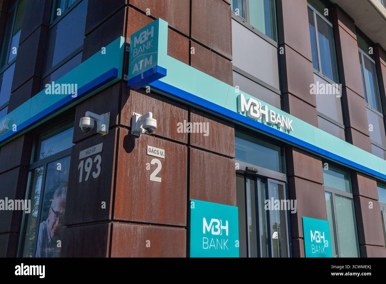 Zweigniederlassung der MBH Bank in Budapest, eines der größten Finanzinstitute Ungarns, wurde 2023 durch den Zusammenschluss staatlicher Banken gegründet. Stockfoto