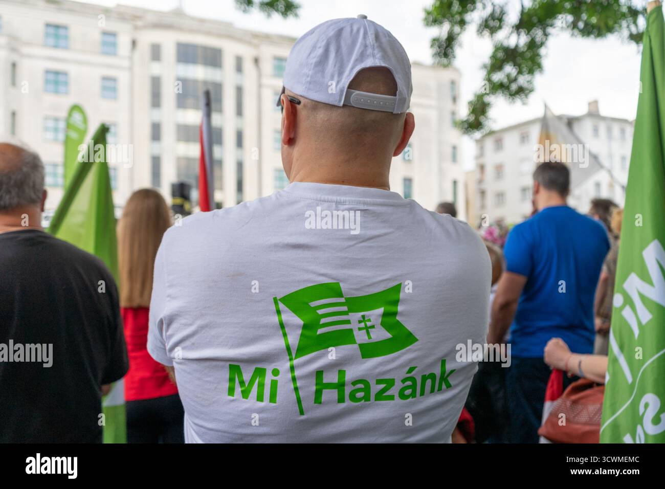 Anhänger mit T-Shirt der rechtsextremen Mi Hazánk Mozgalom (unsere Heimatbewegung) während einer nationalistischen Kundgebung in Ungarn. Stockfoto