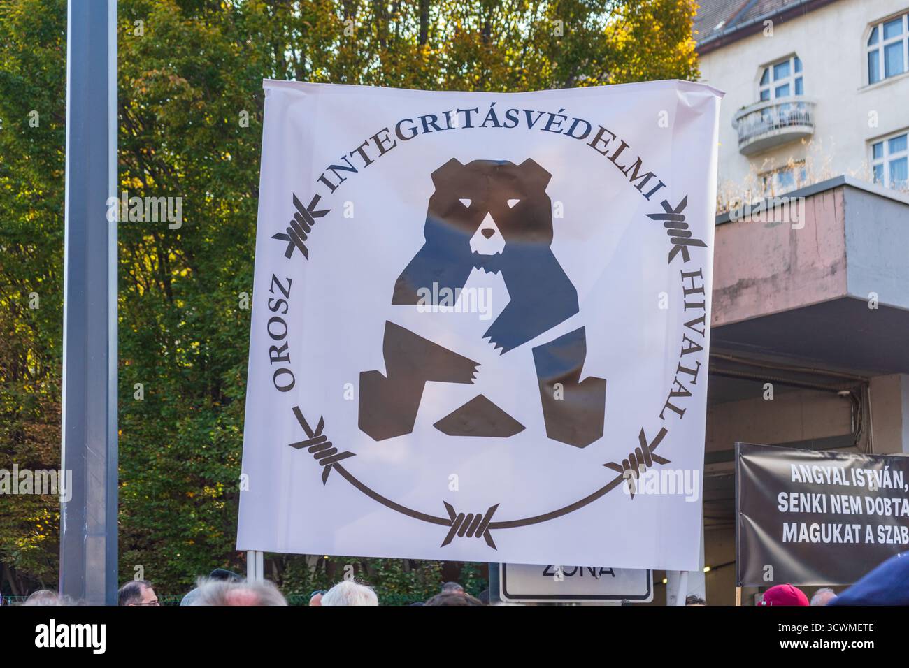 Protestbanner mit der Aufschrift „Russisches Büro für Integritätsschutz“ in der Nähe der Rede von Premierminister Orbán vom 23. Oktober in Budapest. Stockfoto