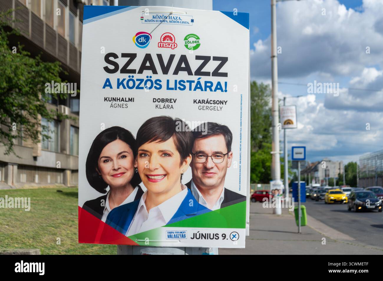 Wahlkampfplakat zur Förderung der gemeinsamen Oppositionsliste Ungarns für die Europawahlen 2024 mit Dobrev, Karácsony und Kunhalmi. Stockfoto