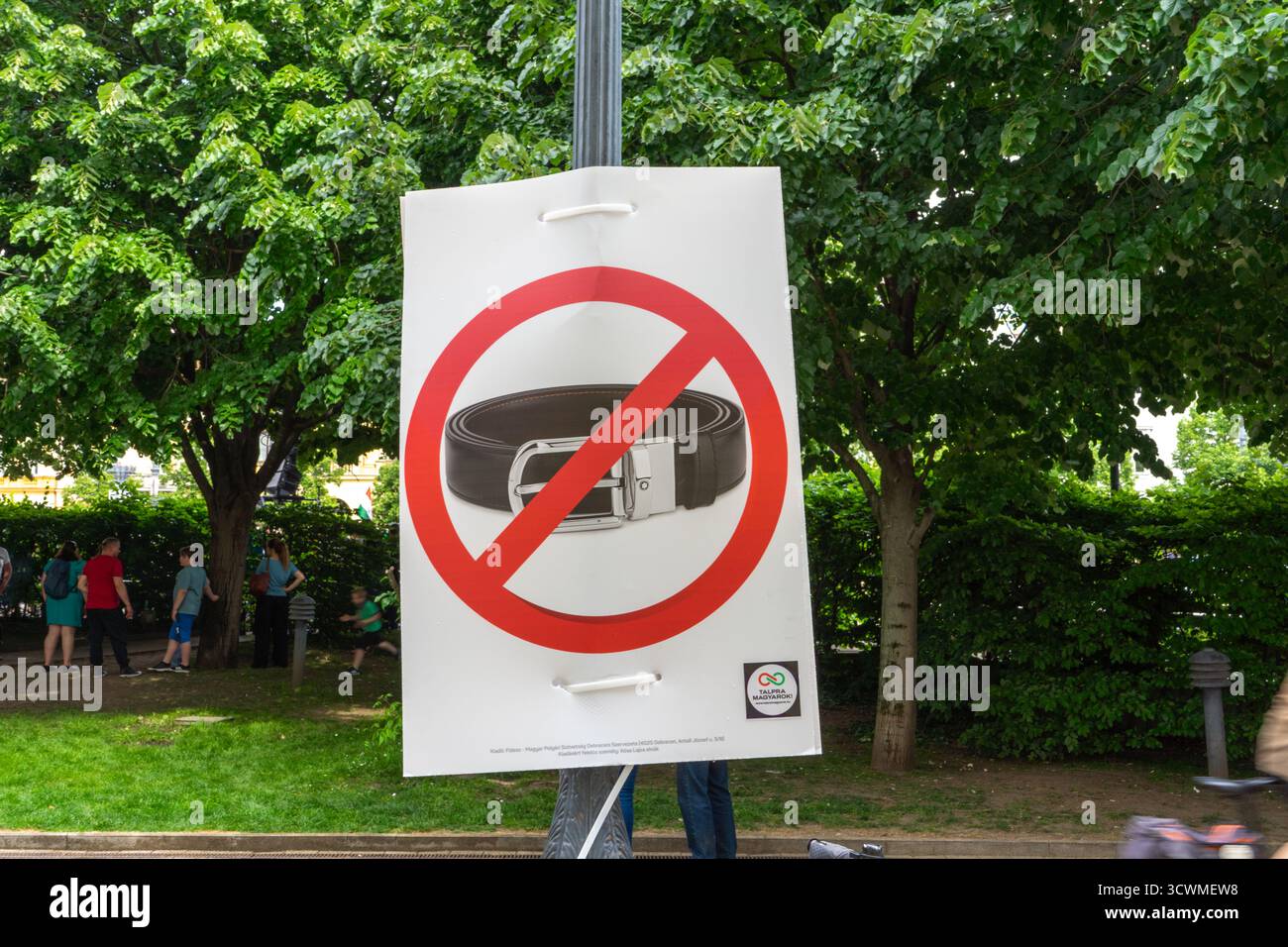 Fidesz installierte ein Poster in Debrecen, das den Vorsitzenden der Tisza-Partei Péter Magyar während seiner Kundgebung verhöhnte und sich auf Anschuldigungen wegen häuslichen Missbrauchs bezog. Stockfoto