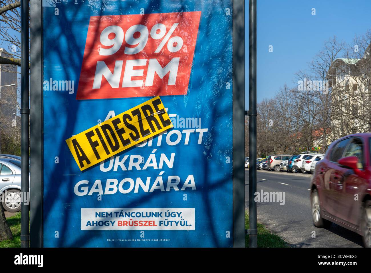 Die von Demonstranten veränderte Plakatwand der Regierung in Ungarn machte eine Anti-Brüssel-Botschaft in Kritik an der regierenden Fidesz-Partei. Stockfoto