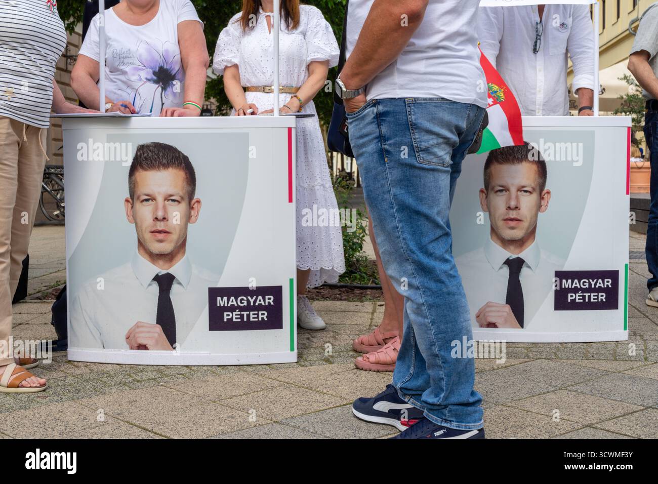 Unterstützer der TISZA Párt sammeln Unterschriften in Ungarn für die bevorstehende Kampagne unter der Leitung von Magyar Péter. Stockfoto