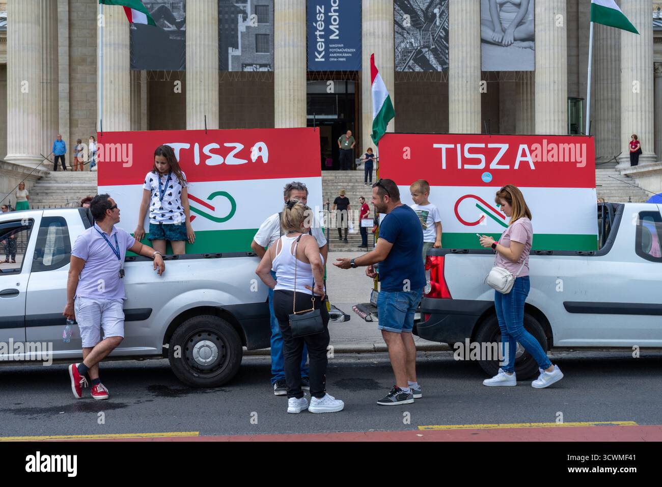 Demonstranten der TISZA-Párt-Kundgebung mit Parteibannern und ungarischen Fahnen vor sich. Stockfoto