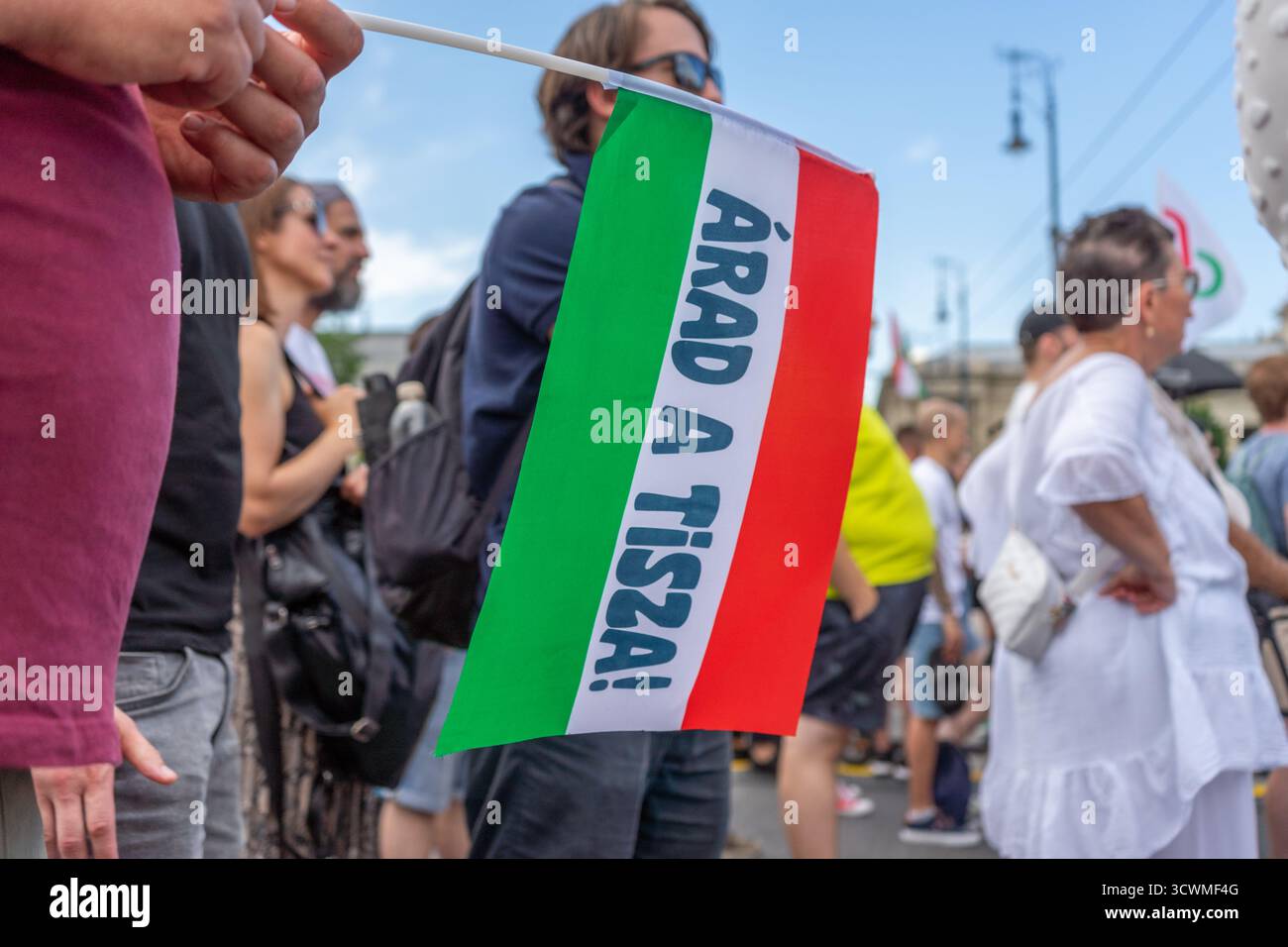 Anhänger der TISZA-Párt-Kundgebung in Budapest, 2024, schwenkten Banner und Fahnen voraus. Stockfoto