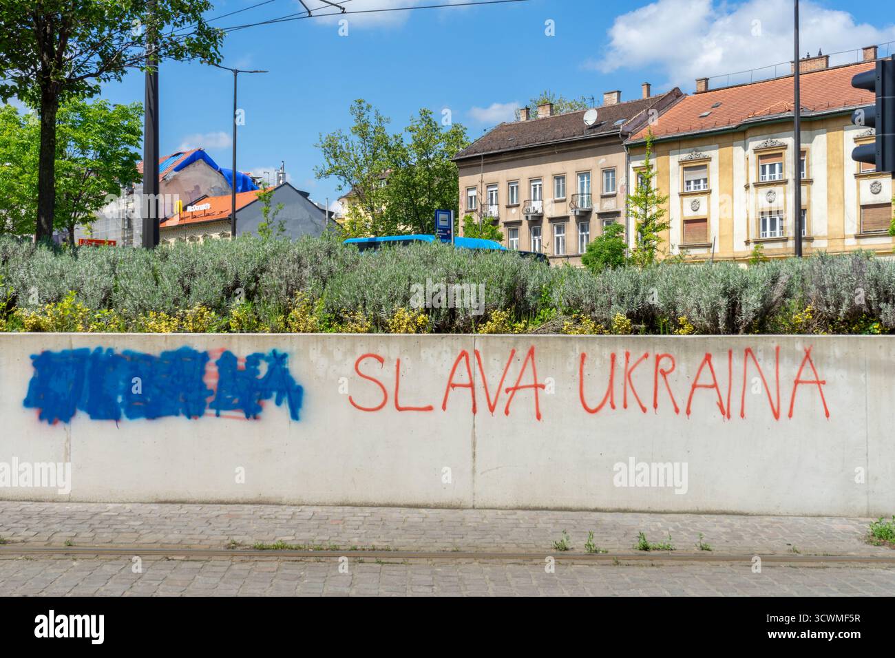 Graffiti in Budapest heißt “Slava Ukraini!” („Ruhm an die Ukraine!“), in dem auf den nationalen Gruß der Ukraine in der Kriegssolidarität Bezug genommen wird. Stockfoto