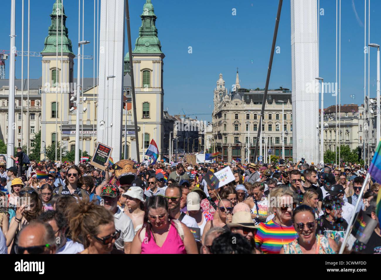 Während des Budapest Pride 2025 ziehen Menschenmassen über die Budapester Elisabethbrücke und feiern die LGBTQ+-Rechte angesichts des restriktiven politischen Klimas Ungarns. Stockfoto