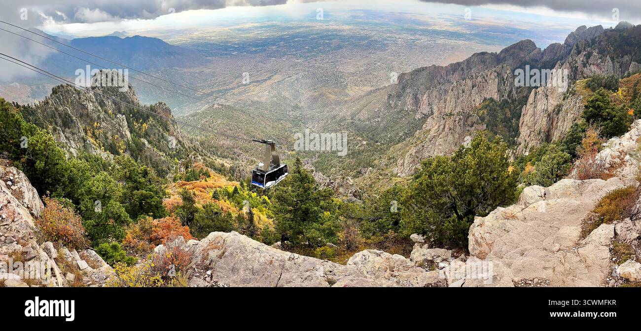 Panoramablick im Herbst, vom Gipfel auf dem Sandia Peak mit Blick auf Albuquerque und mit der Straßenbahn. Der Gipfel ist 10,37 Stockfoto