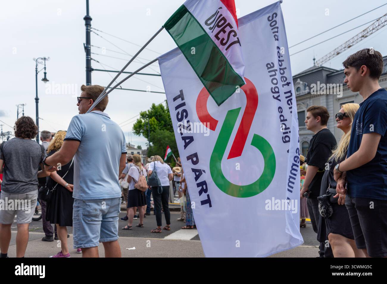 Anhänger der Tisza-Partei halten Fahnen bei einer politischen Kundgebung in Budapest. Stockfoto