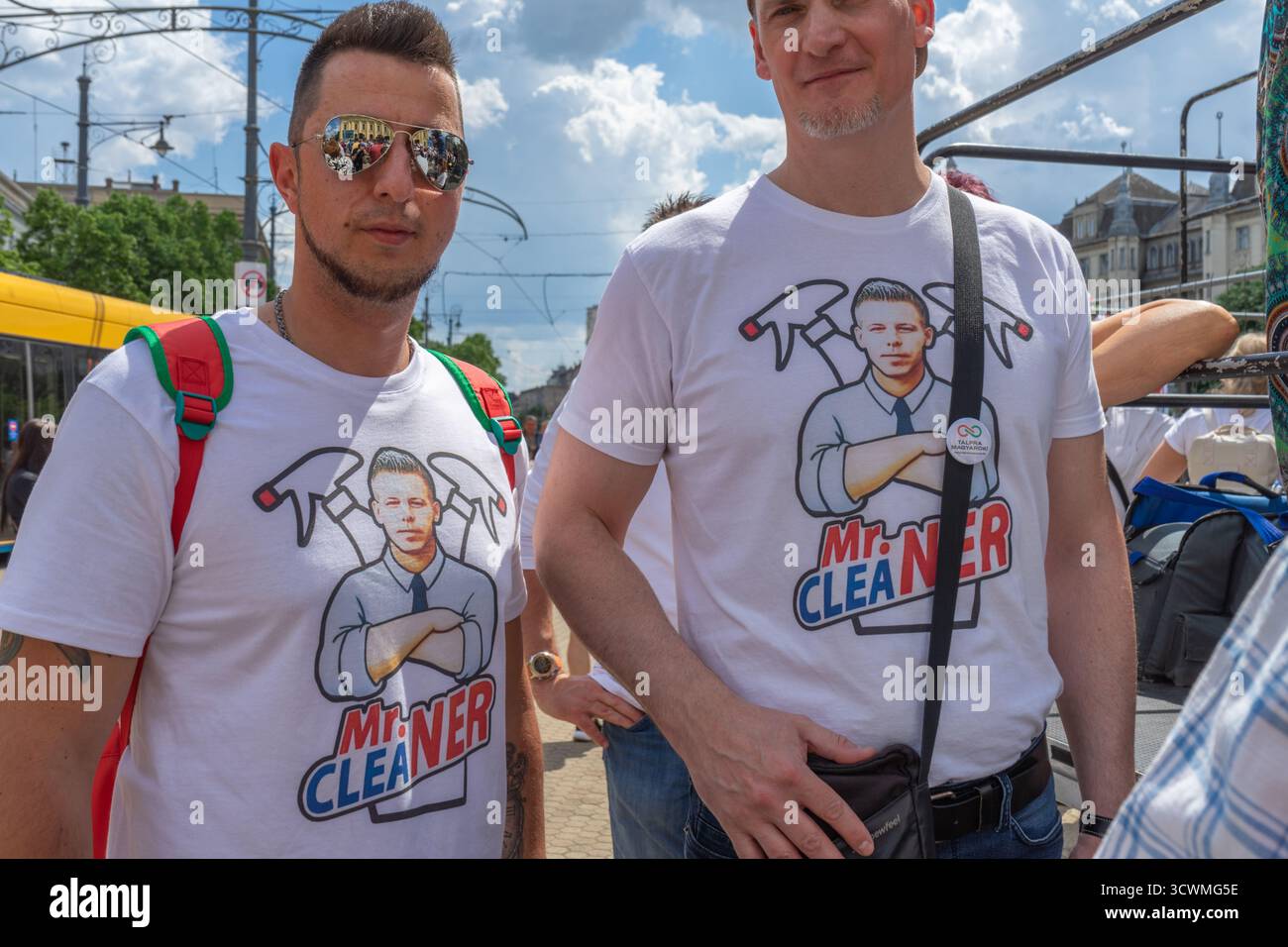 Anhänger der Tisza Párt in Debrecen tragen Hemden des „Mr. Cleaner“, die auf das Akronym NER verweisen, und zeigen ein stilisiertes Porträt von Magyar Péter. Stockfoto