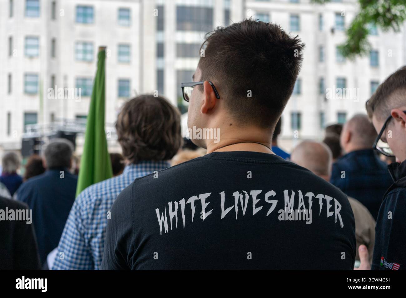 Ein „White Lives Matter“-Shirt bei einer Kundgebung von Mi Hazánk Mozgalom in Ungarn, das den rechtsextremen, rassistischen Symbolismus hervorhebt. Stockfoto
