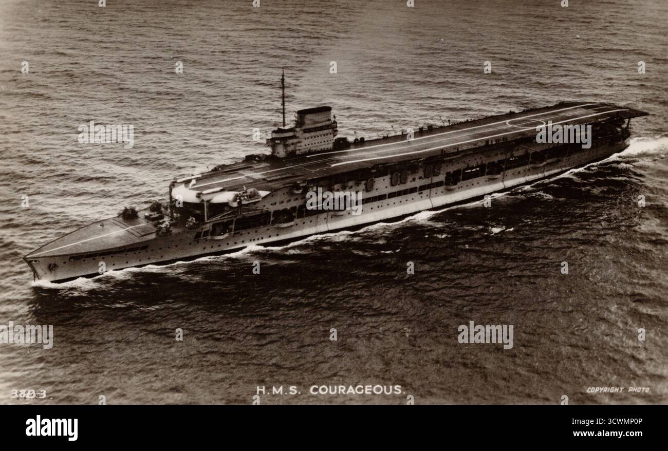 Royal Navy Flugzeugträger H.M.S. mutig auf See, um 1930 Ursprünglich ein Schlachtkreuzer aus dem Jahr 1916, wurde sie 1928 zu einem Flugzeugträger umgebaut und diente bis zur Versenkung durch ein deutsches U-Boot im Jahr 1939. Nicht identifizierter Fotograf Stockfoto