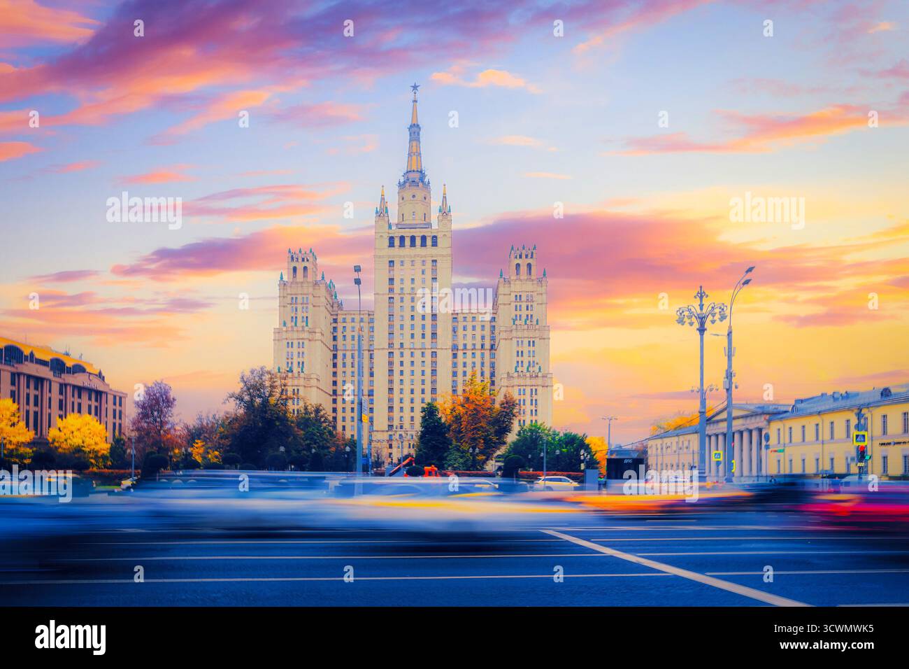 Diese Bilder zeigen das prächtige Kudrinskaja-Gebäude in Moskau, ein prominentes Beispiel stalinistischer Architektur und eines der berühmten „Seve“ Stockfoto