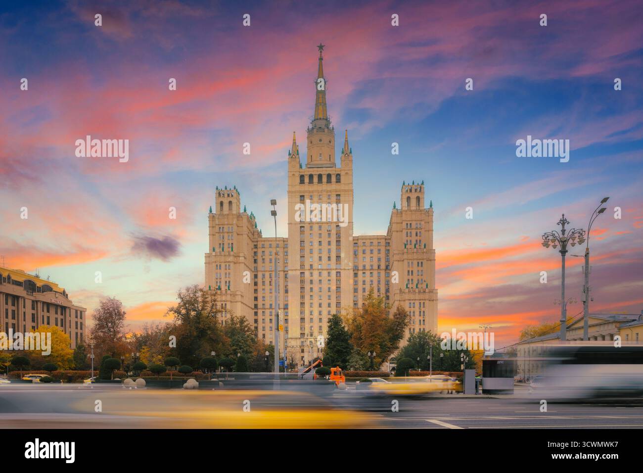 Diese Bilder zeigen das prächtige Kudrinskaja-Gebäude in Moskau, ein prominentes Beispiel stalinistischer Architektur und eines der berühmten „Seve“ Stockfoto