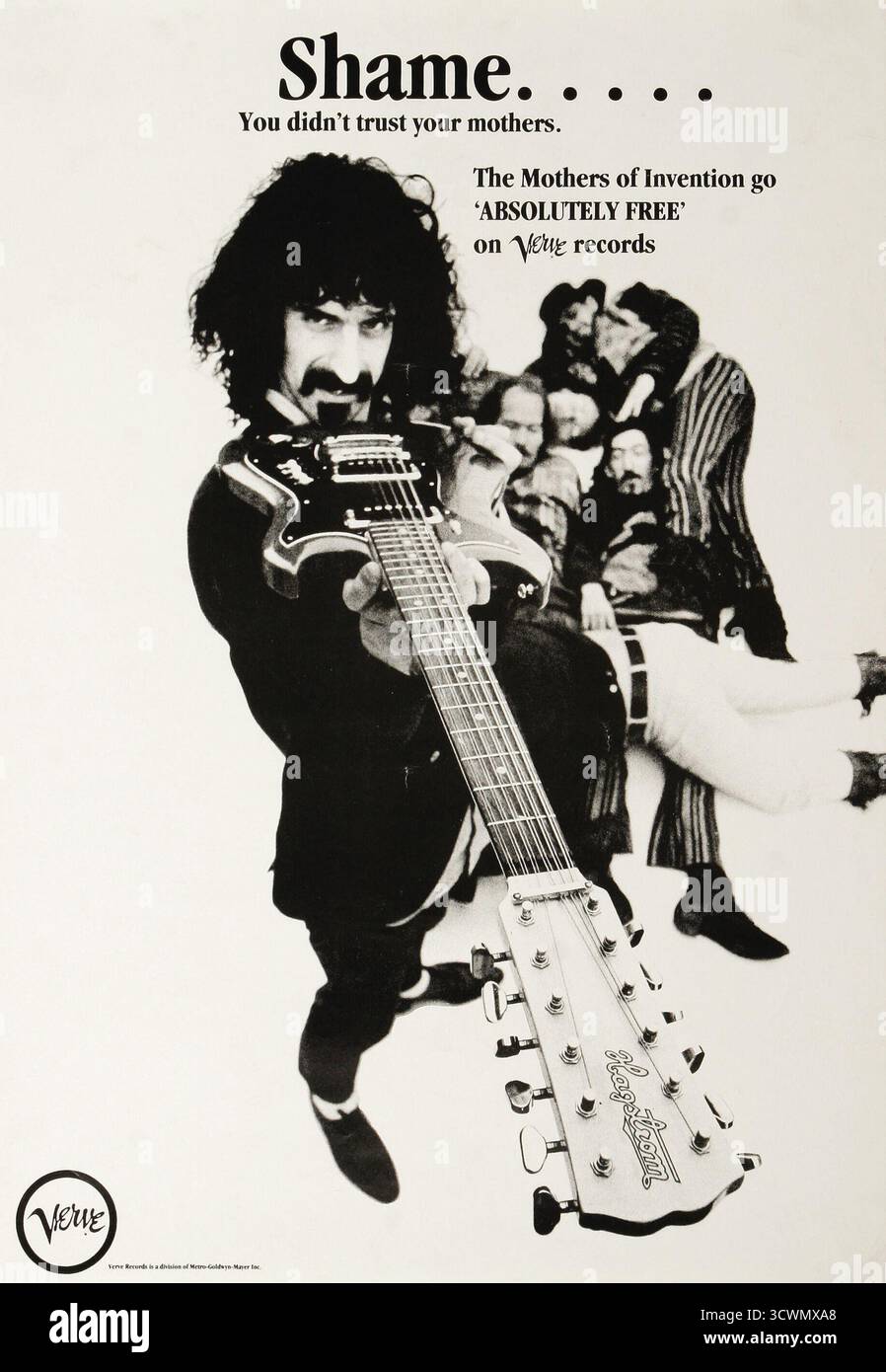 Mothers of Invention 'absolute Free' Werbeplakat (Verve Records, 1967) Frank Zappa hält eine Hagström-Gitarre Stockfoto Mothers of Invention 'absolute Free' Werbeplakat (Verve Records, 1967) Frank Zappa hält eine Hagström-Gitarre Stockfoto