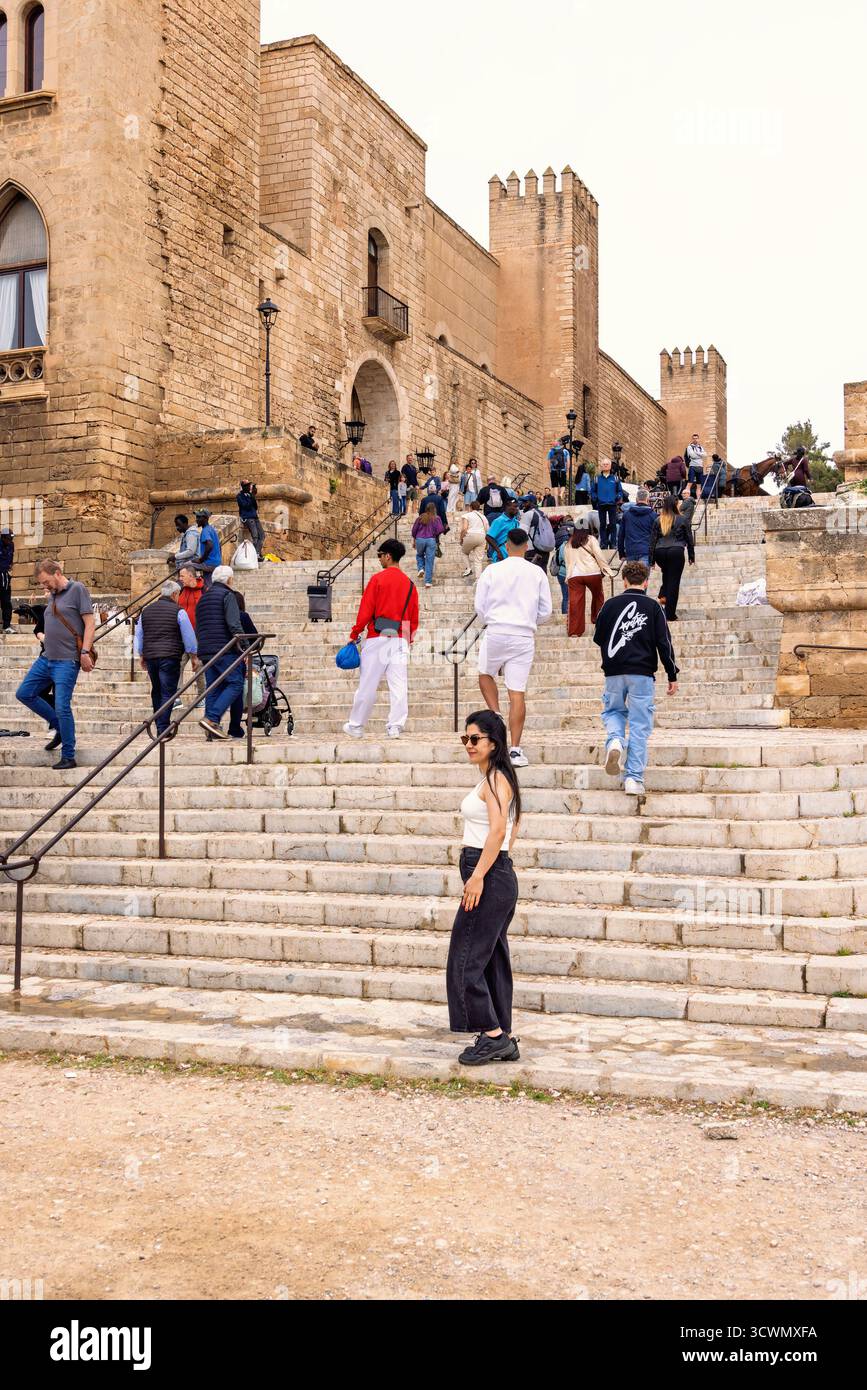 Touristen, die auf der Treppe des Palastes La almudaina in palma de Mallorca spazieren gehen Stockfoto