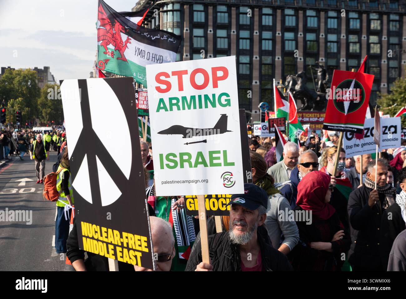 Nationale Demonstration für Palästina Protest in Westminster, London, Großbritannien. Hör auf, Israel-Plakat mit IDF McDonnell Douglas F-15-Kampfflugzeug zu bewaffnen. PSC Stockfoto