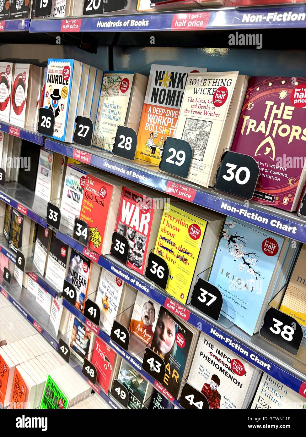 Buchladen am Flughafen lesen Romane Stockfoto
