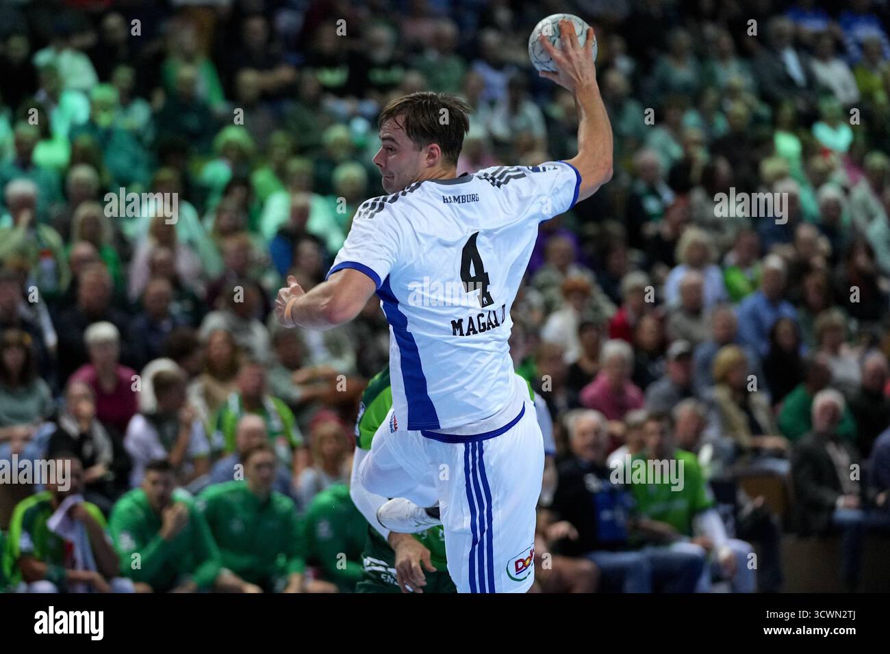 Wetzlar, Deutschland. Oktober 2025. Andreas Magaard ( 4 Hamburg) während des Daikin Handball-Bundesliga-Spiels zwischen HSG Wetzlar und HSV Handball in der Buderus Arena Wetzlar. Quelle: SPP Sport Pressefoto. /Alamy Live News Stockfoto