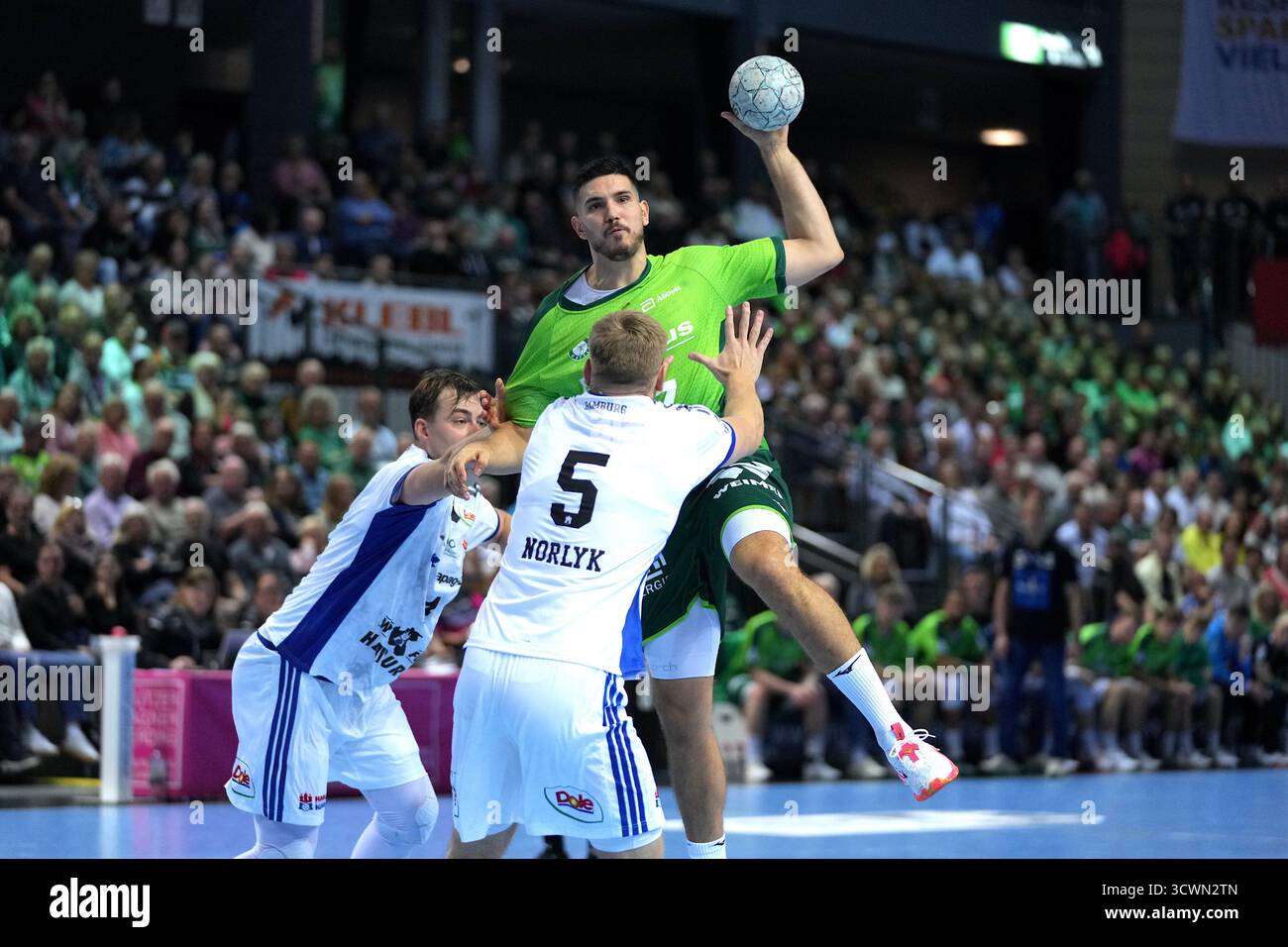 Wetzlar, Deutschland. Oktober 2025. Stefan Cavor ( 77 Wetzlar) während des Daikin Handball-Bundesliga-Spiels zwischen HSG Wetzlar und HSV Handball in der Buderus Arena Wetzlar. Quelle: SPP Sport Pressefoto. /Alamy Live News Stockfoto