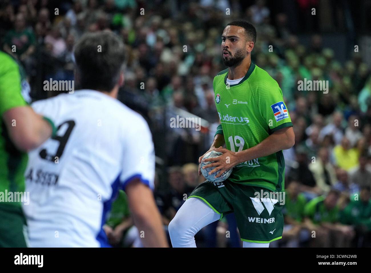 Wetzlar, Deutschland. Oktober 2025. Philipp Ahouansou ( 19 Wetzlar) während des Daikin Handball-Bundesliga-Spiels zwischen HSG Wetzlar und HSV Handball in der Buderus Arena Wetzlar. Quelle: SPP Sport Pressefoto. /Alamy Live News Stockfoto