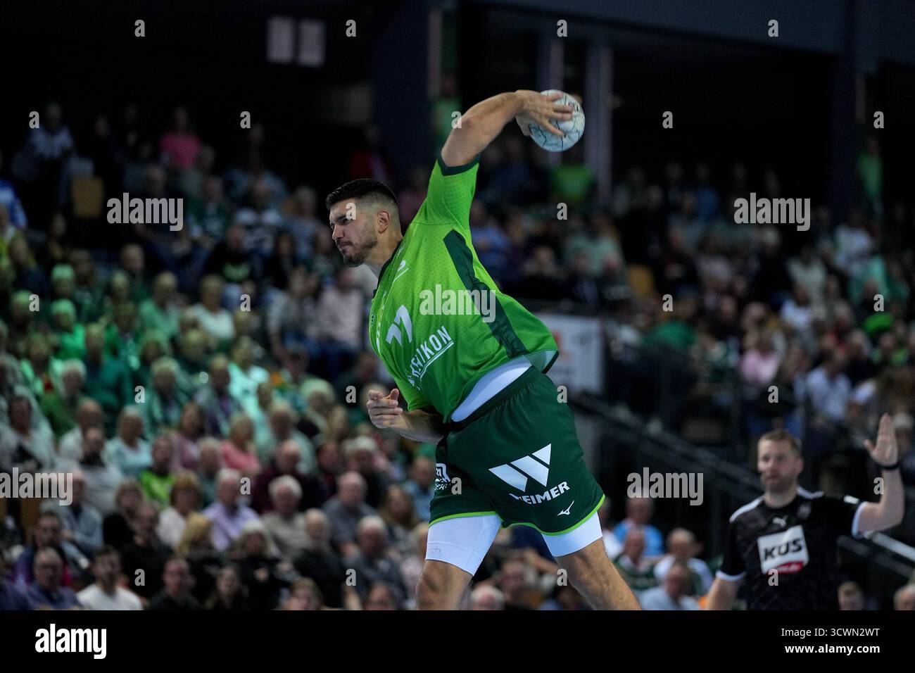 Wetzlar, Deutschland. Oktober 2025. Stefan Cavor ( 77 Wetzlar) während des Daikin Handball-Bundesliga-Spiels zwischen HSG Wetzlar und HSV Handball in der Buderus Arena Wetzlar. Quelle: SPP Sport Pressefoto. /Alamy Live News Stockfoto