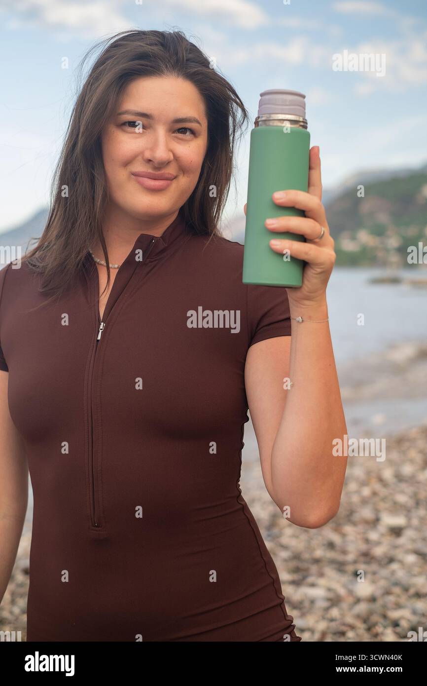Outdoor Fitness Morning Workout am Strand Hydration und Energie fördern gesunden aktiven Lebensstil Stockfoto