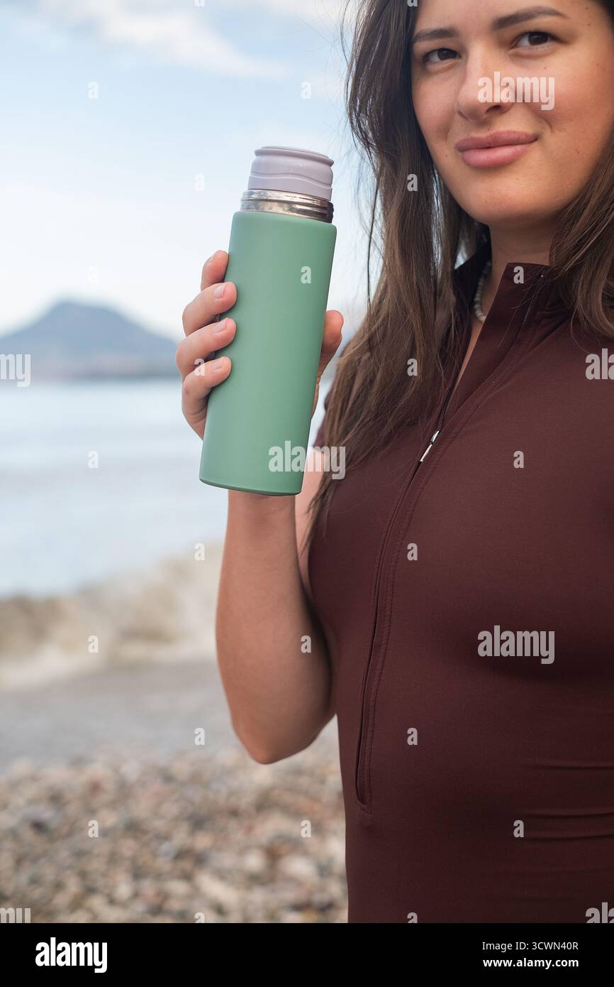 Aktive Outdoor-Fitness an der Küste bleiben hydratisierte Erholung und Wellness gesunde Lebensweise am Meer Stockfoto