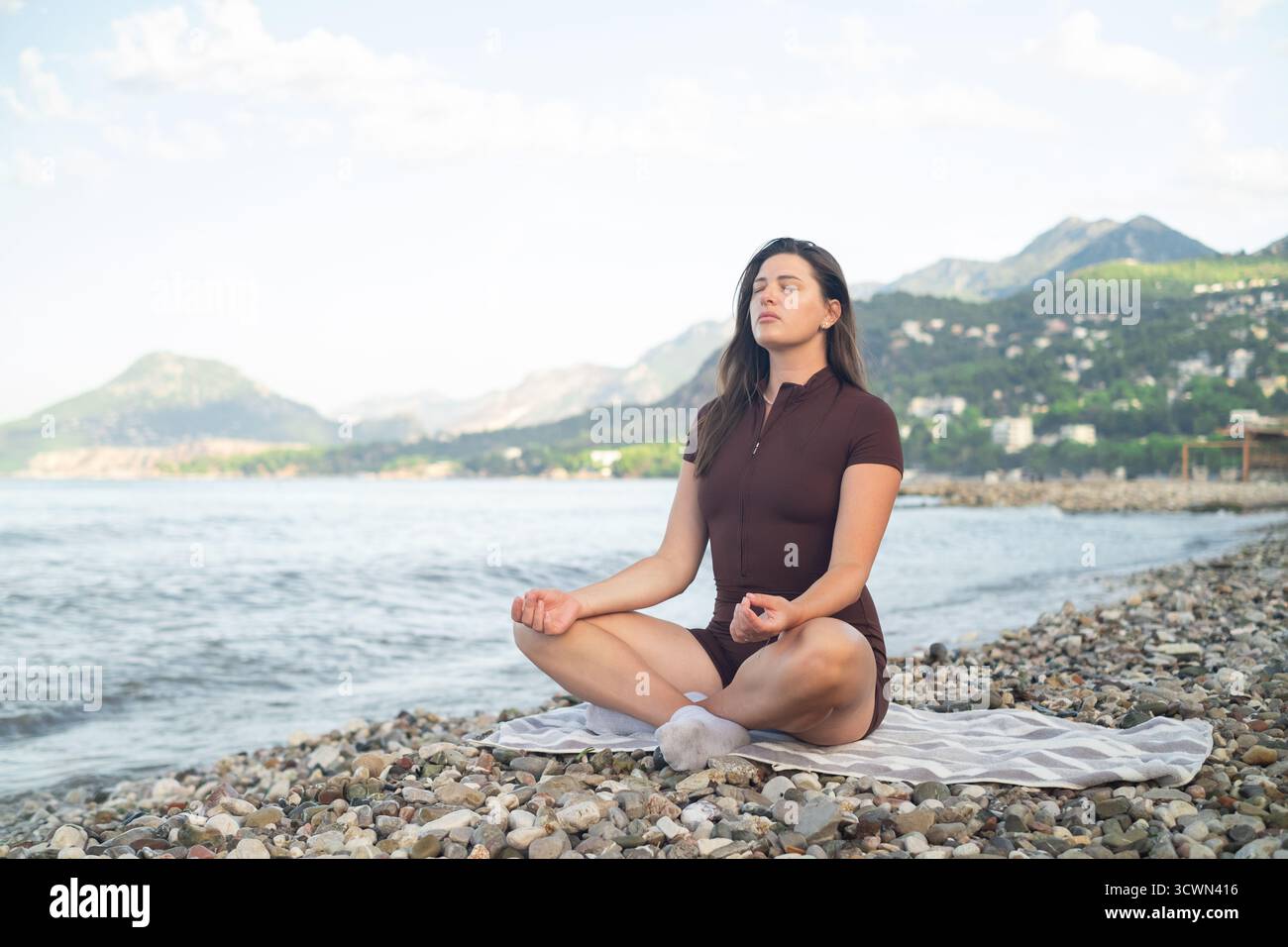 Morgendliches Yoga am Meer Ruhe Harmonie und Verbindung mit der Natur fördern Wellness und Entspannung Stockfoto
