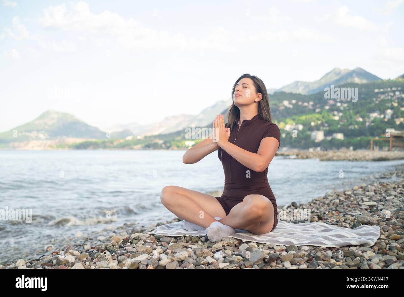 Meditation und Yoga am Strand Frau mit Meerblick fördert Gesundheit Gleichgewicht und Achtsamkeit in der Natur Stockfoto