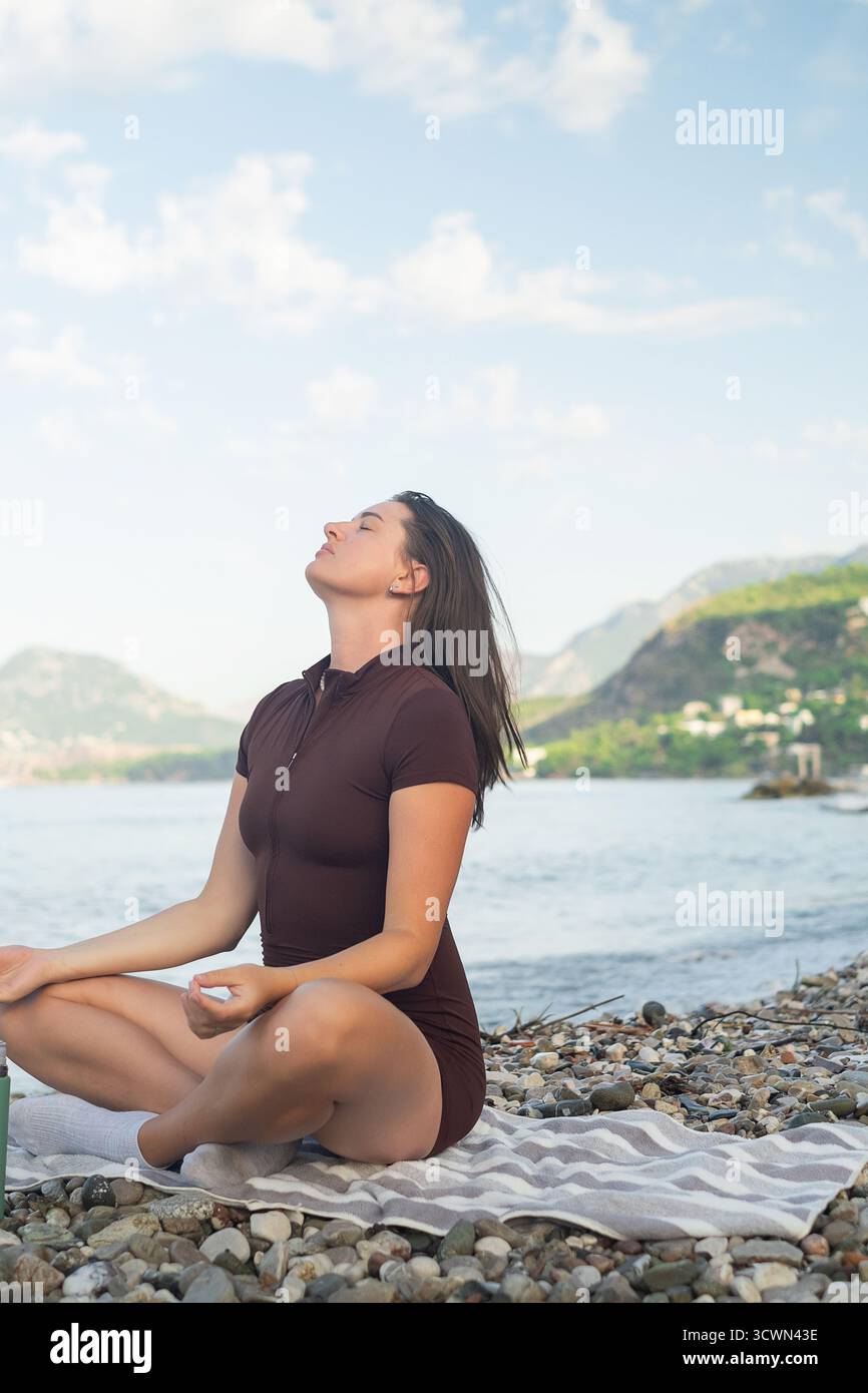 Entspannung am Meer nach psychologischem Rat Meditation, die geistiges Gleichgewicht und Harmonie im Freien wiederherstellt Stockfoto
