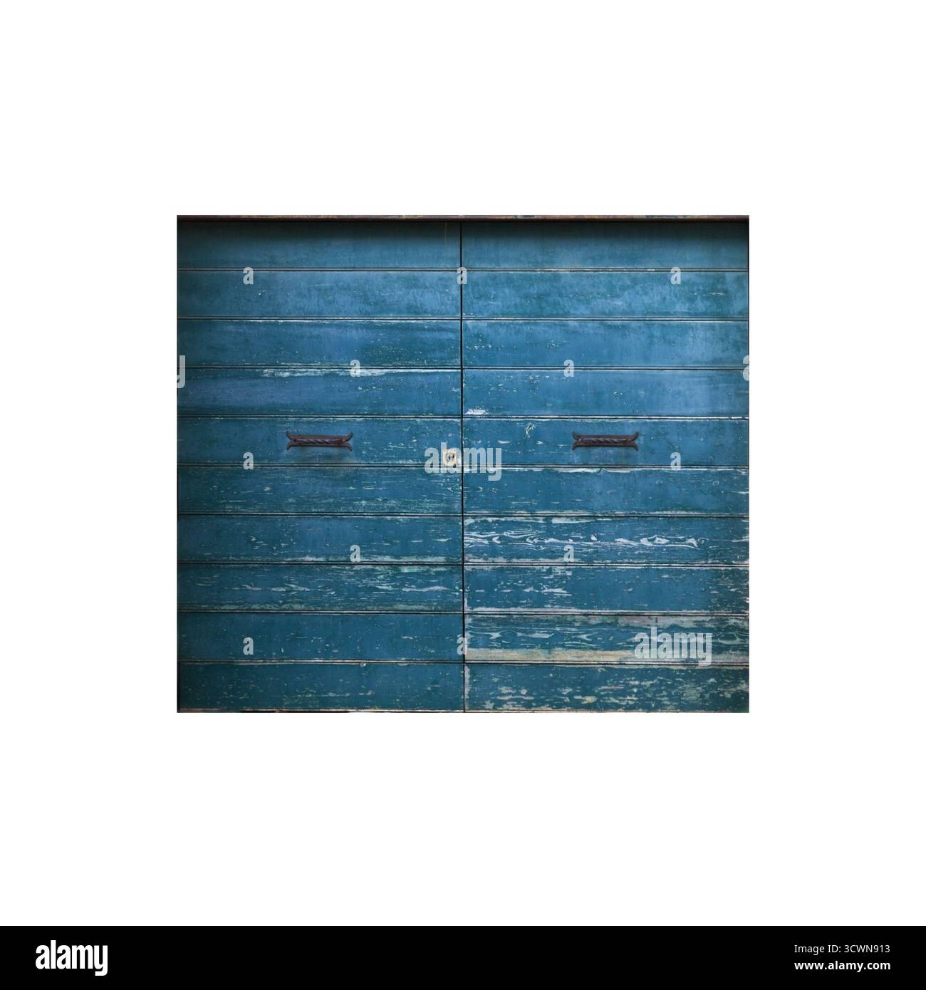 Blaues Holztor isoliert auf weiß. Hintergrundfotostruktur, Vorderansicht Stockfoto