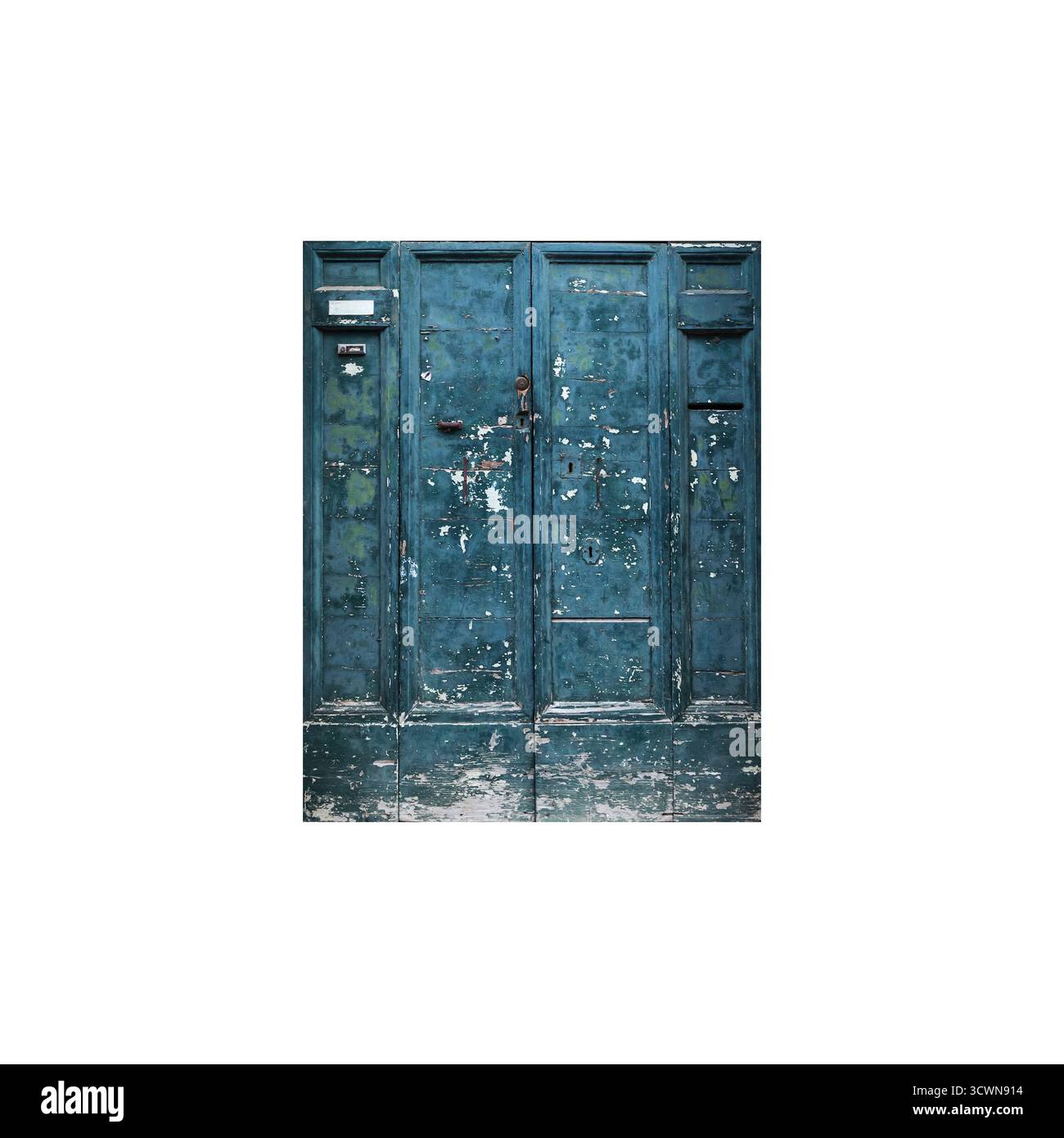 Alte blaue Holztür isoliert auf weiß. Hintergrundfotostruktur, Vorderansicht Stockfoto