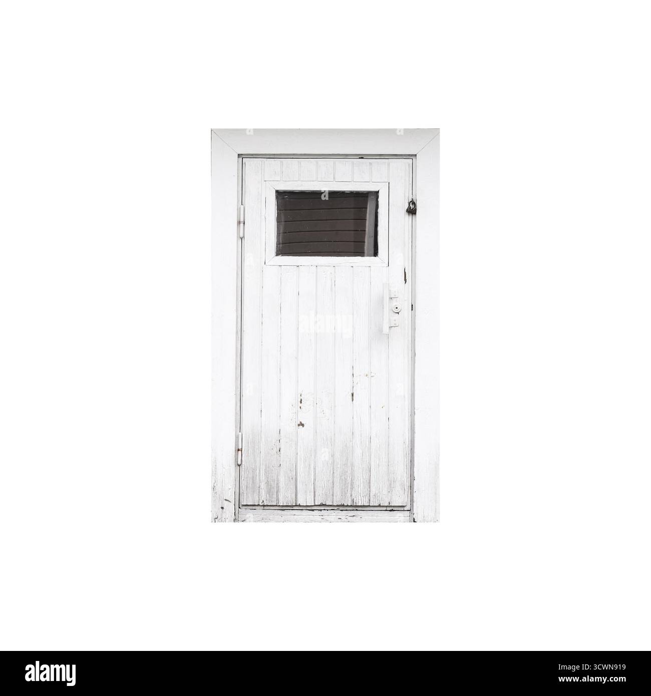 Alte weiße Holztür mit einem kleinen rechteckigen Fenster isoliert auf weiß. Hintergrundfotostruktur, Vorderansicht Stockfoto