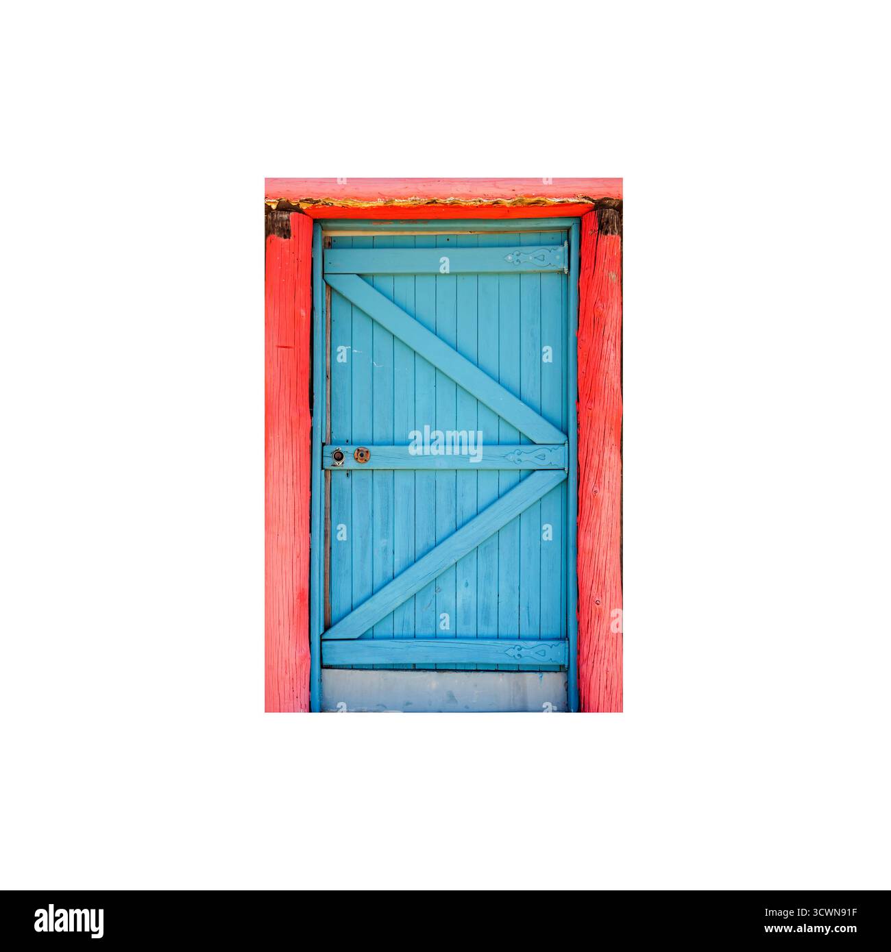 Blaue Holztür mit rotem Rahmen isoliert auf weißem Hintergrund, Fotomaterial Stockfoto