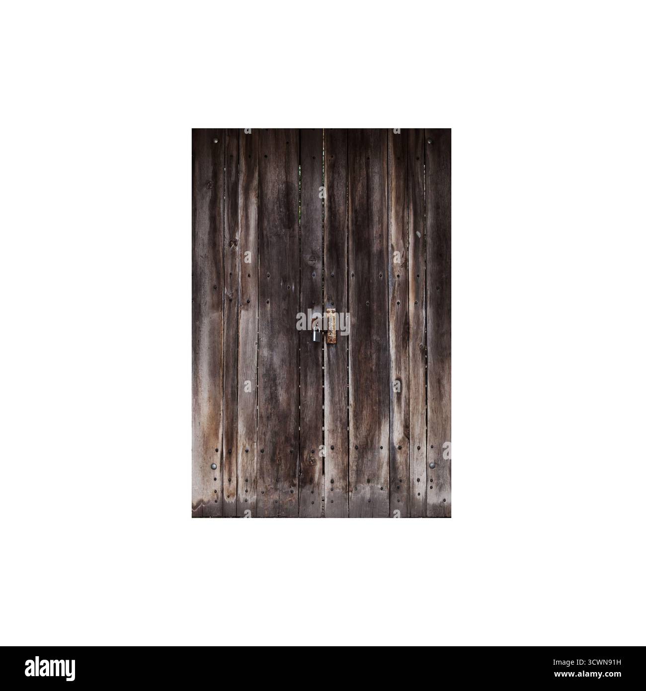 Verschlossene dunkle Holztür isoliert auf weiß, Vorderansicht, Hintergrundfotostruktur Stockfoto