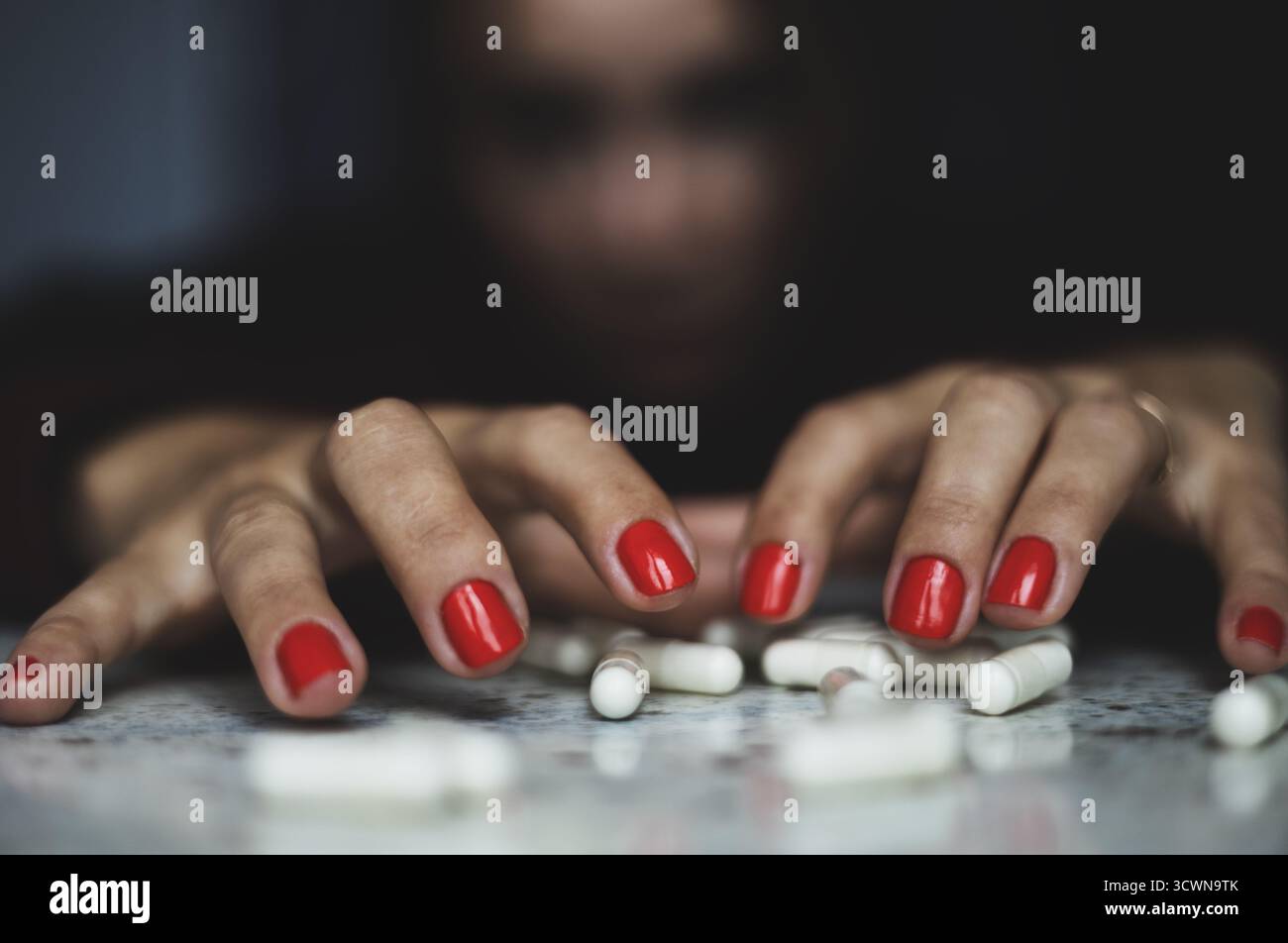 Frau und Pillen. Depression und schlechter Gesundheitszustand. Stockfoto