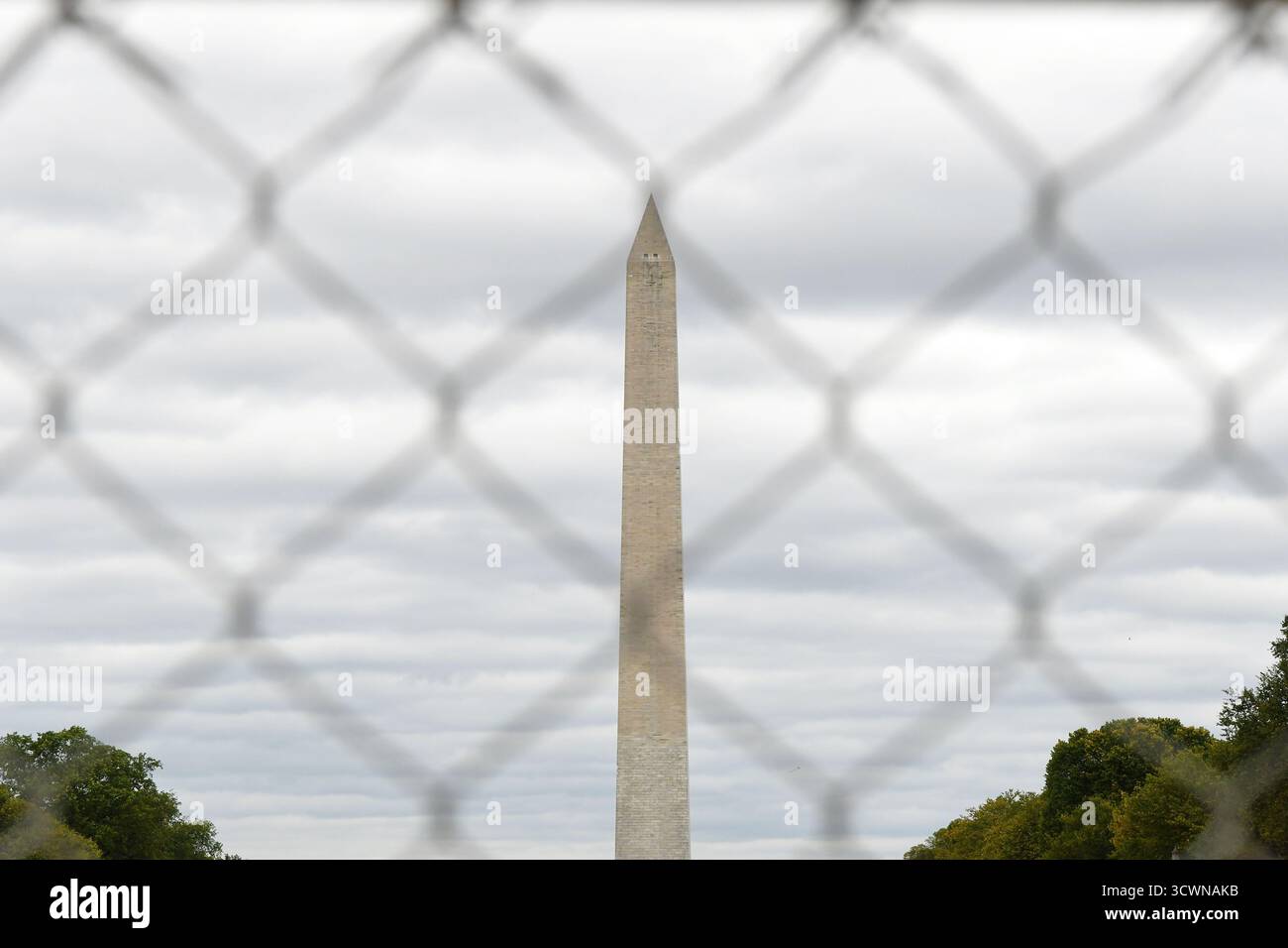 Washington, USA. Oktober 2025. Dieses am 12. Oktober 2025 aufgenommene Foto zeigt das Washington Monument in Washington, DC, USA. Die Abschaltung der Bundesregierung begann ihren 12. Tag. Quelle: Li Rui/Xinhua/Alamy Live News Stockfoto