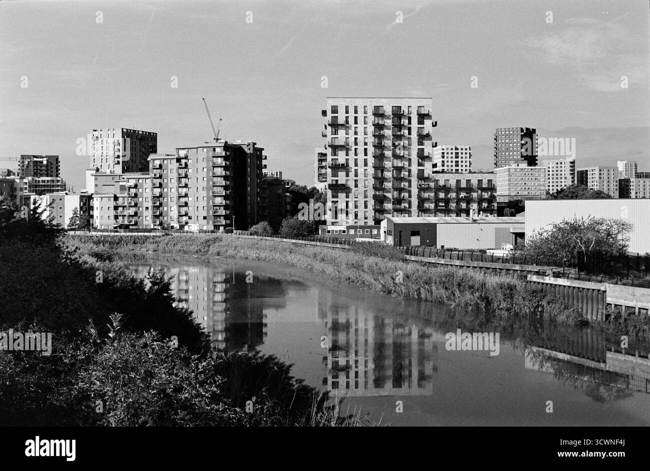 Neue Appartementblöcke entlang des River Roding in Barking, East London, Großbritannien Stockfoto