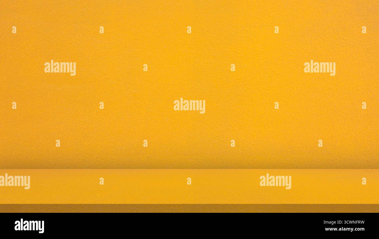 Hellgelber Wand- und Regalhintergrund für Produktpräsentationen oder Modelldesign mit lebhaftem Farbton und minimalistischem Konzept. Stockfoto