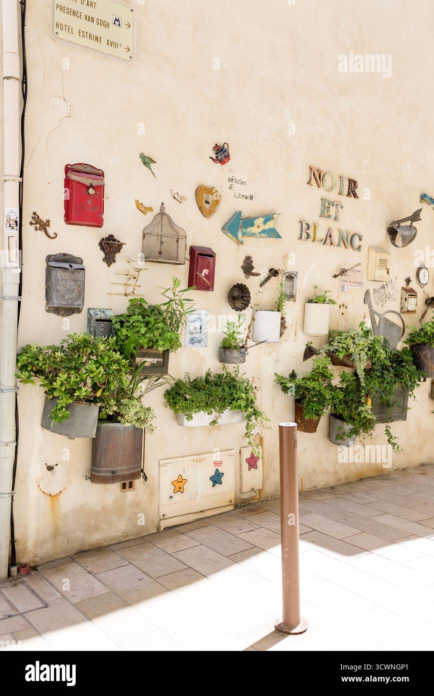 Dekorative Mauer entlang der Straßen von San Remy de Provence Stockfoto