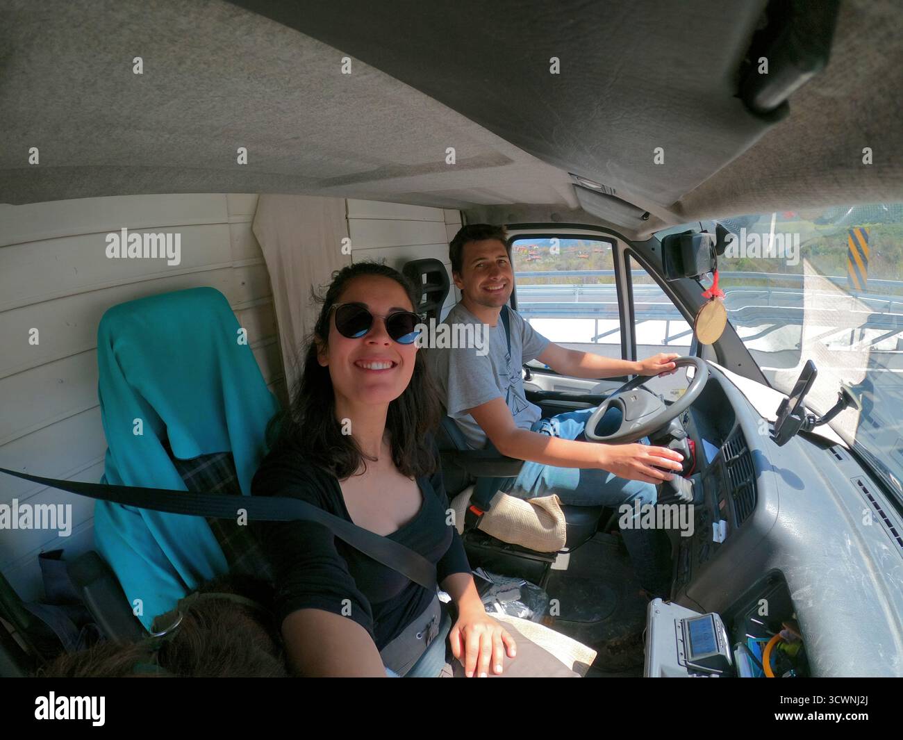 Ein Paar genießt einen Roadtrip mit einem Wohnmobil in Turkiye Stockfoto